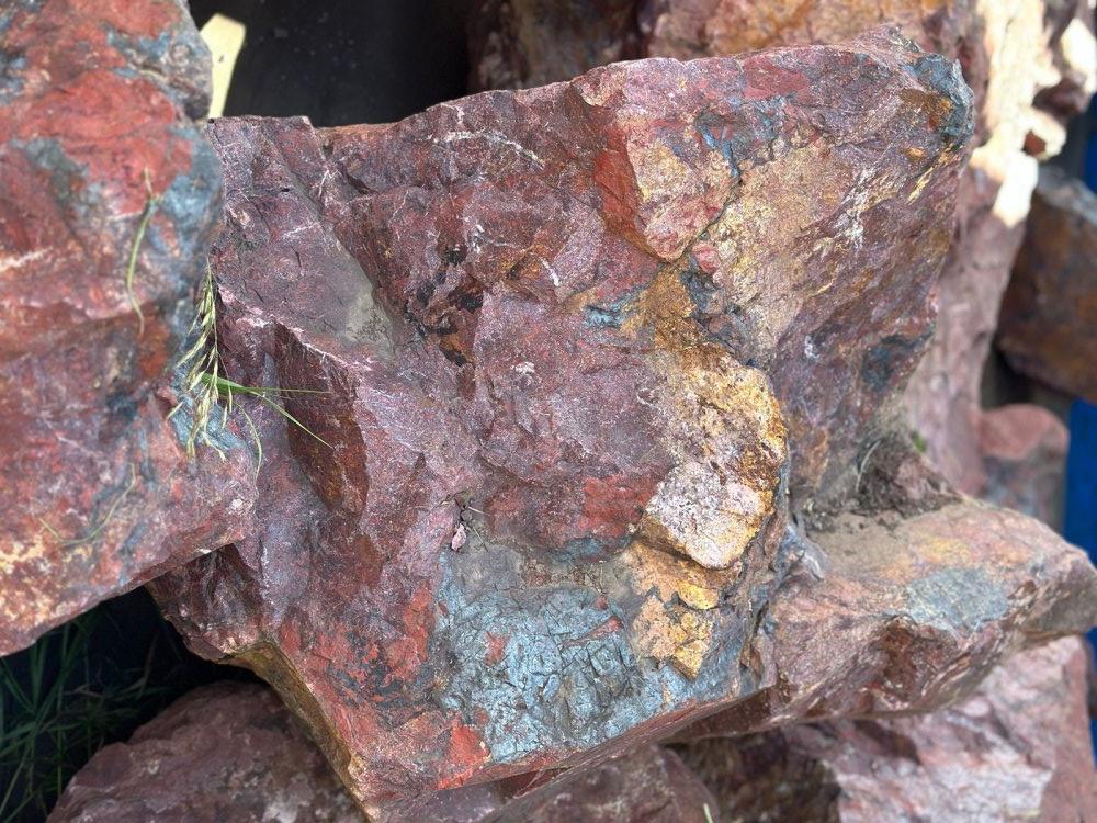 Камни для ландшафтного дизайна красно-фиолетовые 10-60 килограмм купить в Магнитогорске