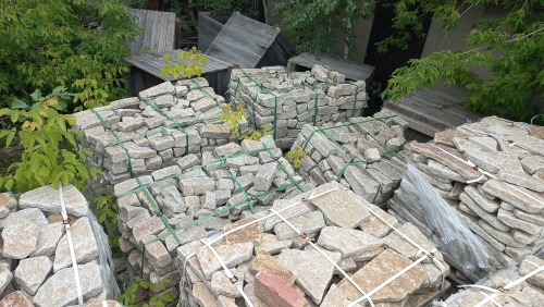 Гранитный плитняк галтованный для мощения купить в Магнитогорске