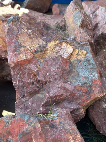 Камни для ландшафтного дизайна красно-фиолетовые 10-60 килограмм купить в Магнитогорске