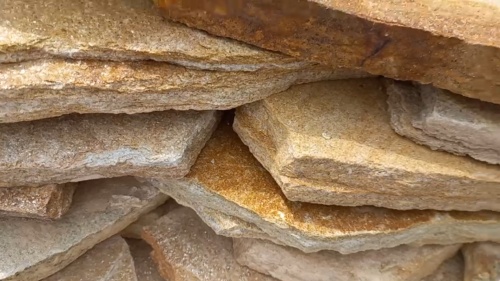 Плитняк златолит жёлтый золотистый для отмостки купить в Магнитогорске