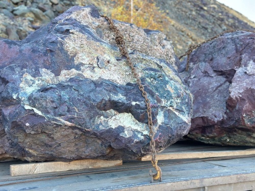 Огромные красно-фиолетовые валуны для ландшафтного дизайна весом более 5 тонн купить в Магнитогорске