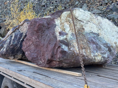 Огромные красно-фиолетовые валуны для ландшафтного дизайна весом более 5 тонн купить в Магнитогорске