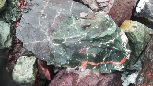 Гигантские зелёные валуны для ландшафтного дизайна весом более 5 тонн купить в Магнитогорске