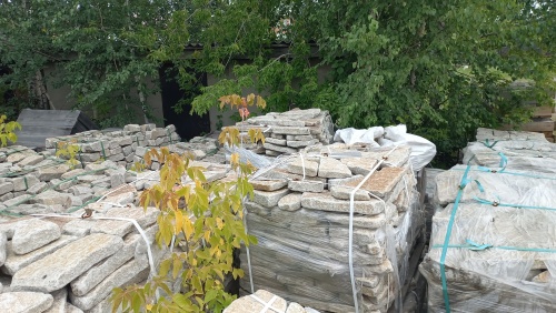 Плитняк галтованный гранитный для ландшафтного дизайна купить в Магнитогорске