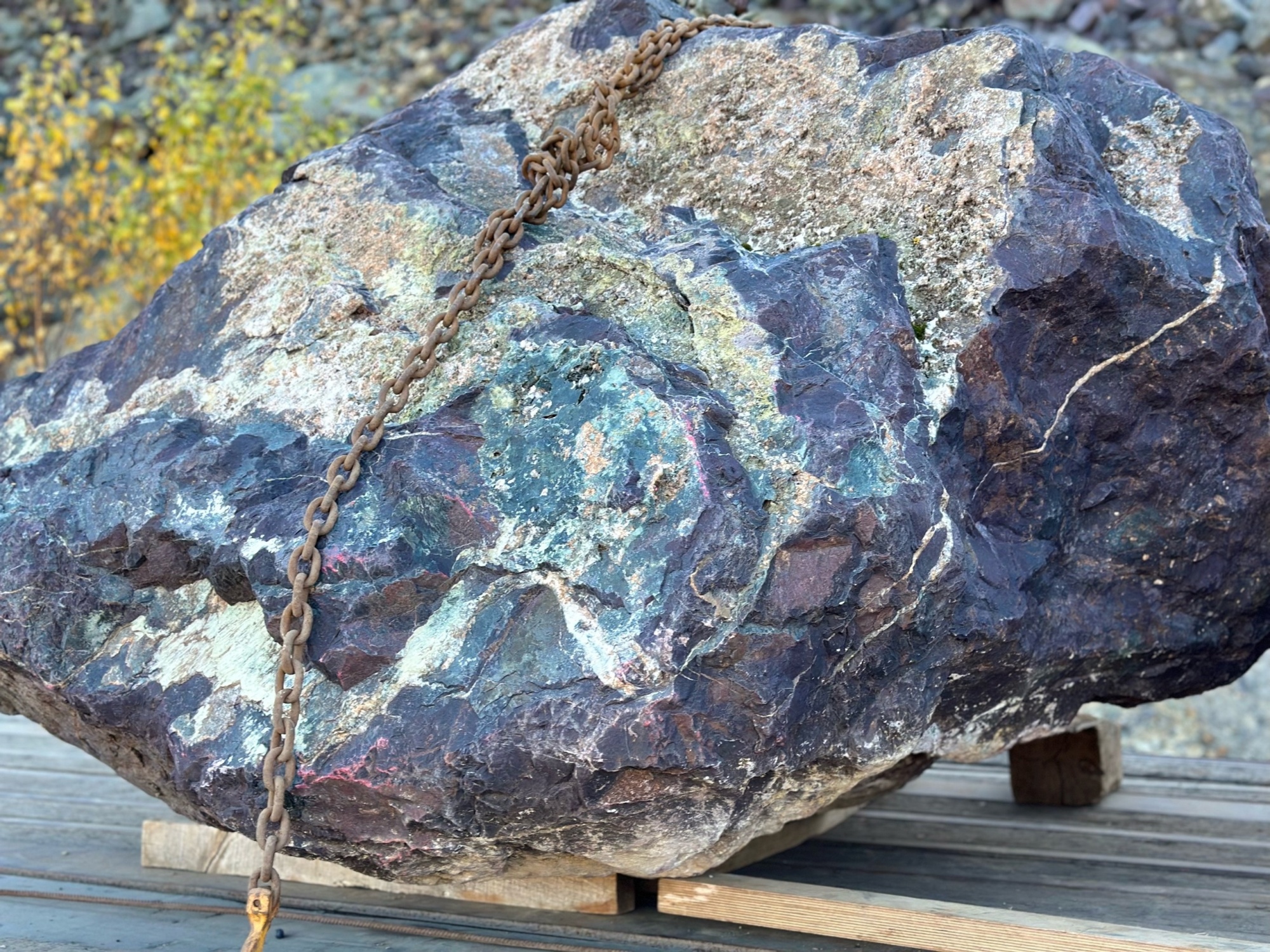 Огромные красно-фиолетовые валуны для ландшафтного дизайна весом более 5 тонн купить в Магнитогорске