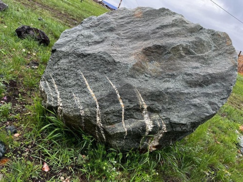 Гигантские зелёные валуны для ландшафтного дизайна весом более 5 тонн купить в Магнитогорске