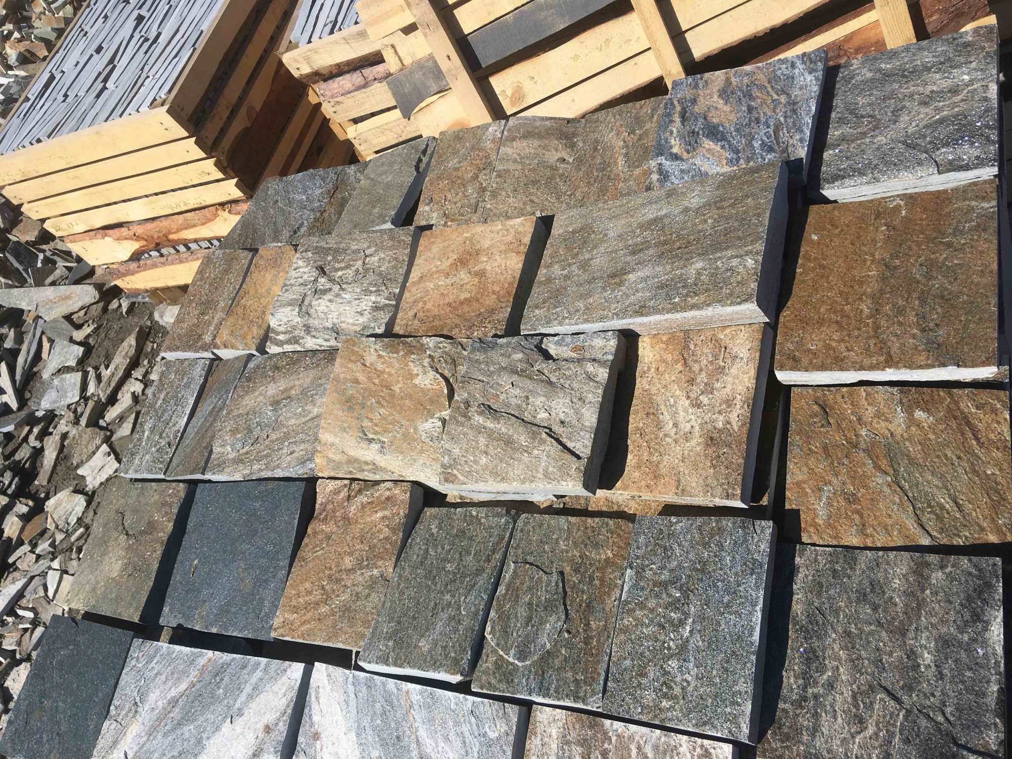 Плитка пилёная златолит Уральский для цоколя, отмостки купить в Магнитогорске