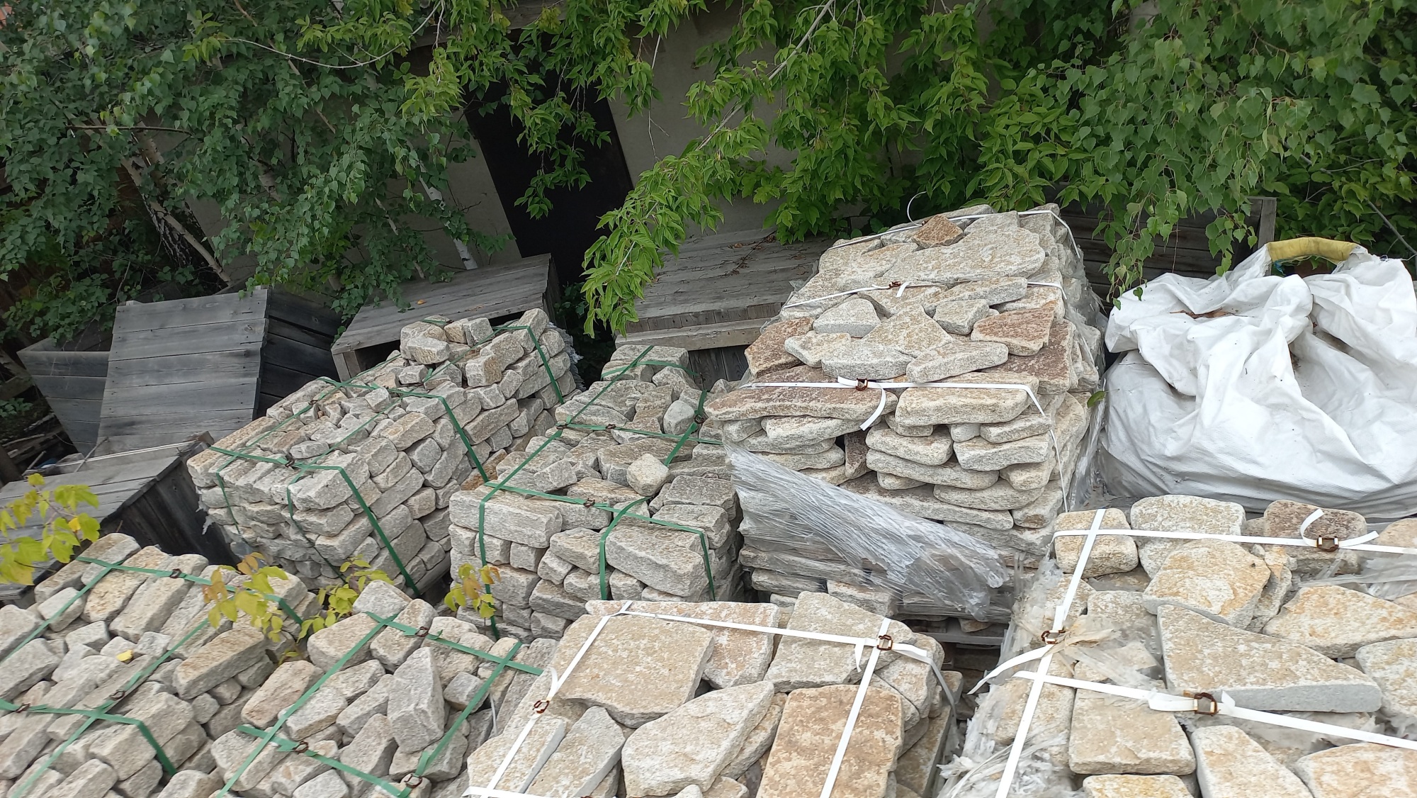 Плитняк гранитный галтованный купить в Магнитогорске