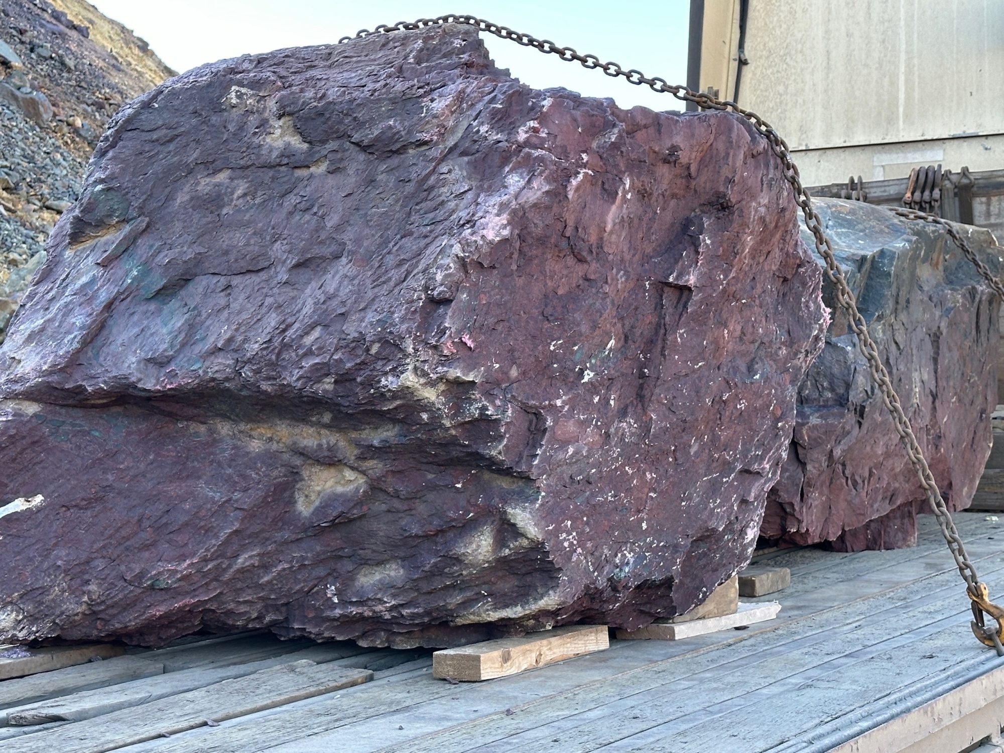 Огромные красно-фиолетовые валуны для ландшафтного дизайна весом более 5 тонн купить в Магнитогорске