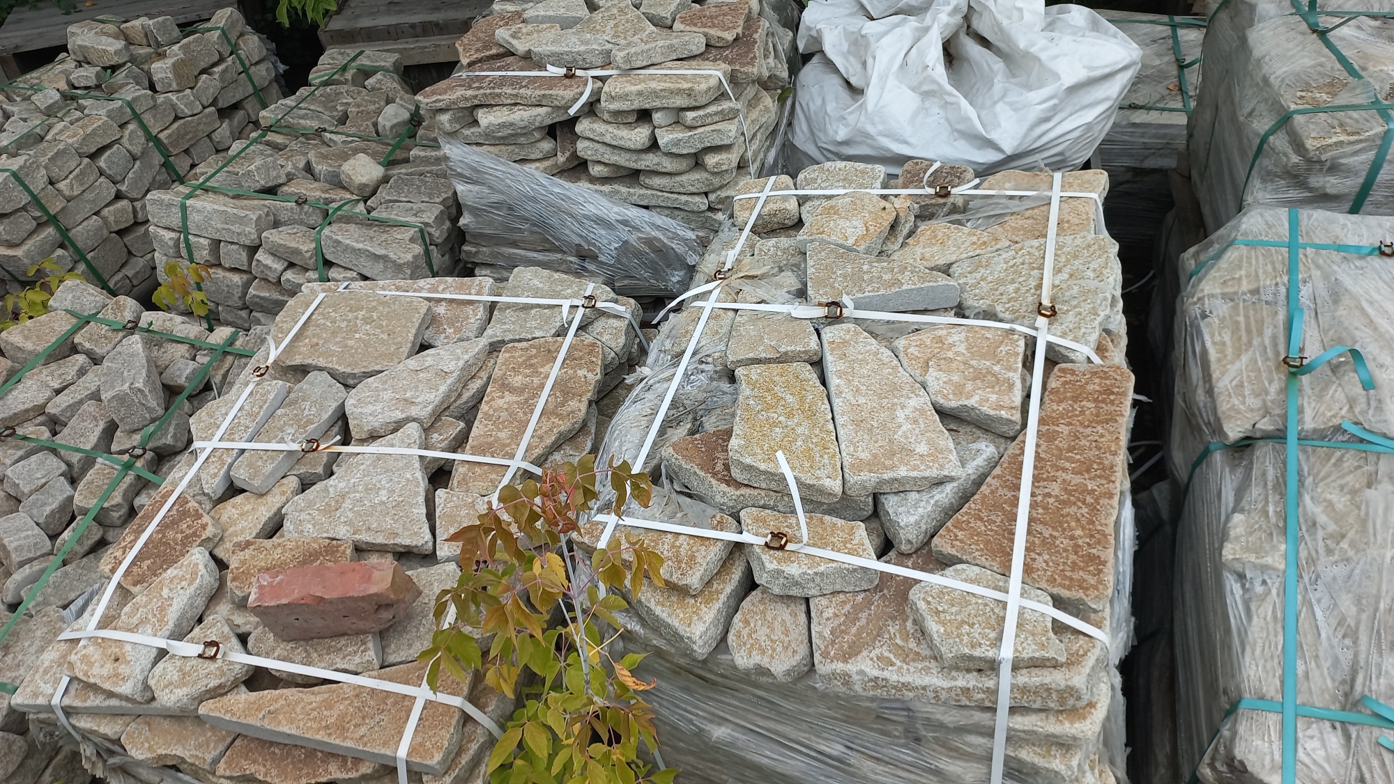 Плитняк гранитный галтованный купить в Магнитогорске