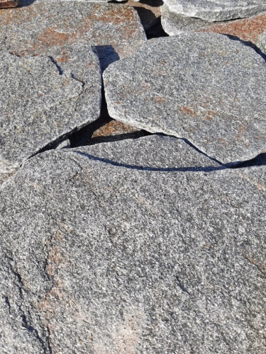 Златолит серебристый галтованный для лестниц купить в Магнитогорске