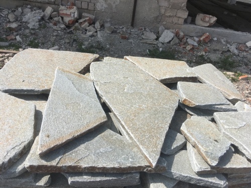 Златолит серебристый галтованный для лестниц купить в Магнитогорске